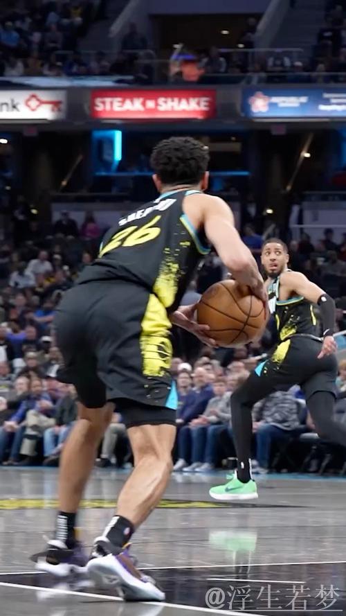 哈利伯顿冲击禁区 高难度打板上篮得手 哈利伯顿冲击禁区 高难度打板上篮得手